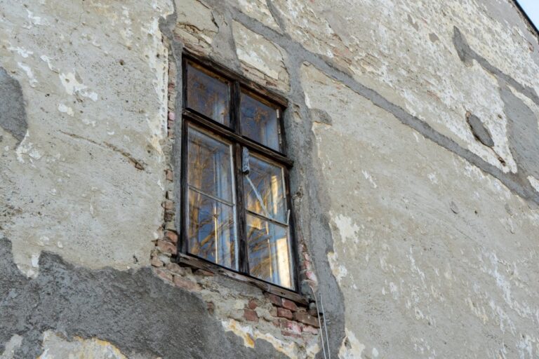 altes Fenster, renovierungsbedürftige Fassade