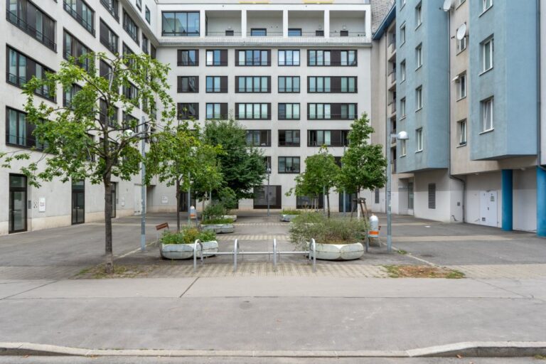 Platz vor einer modernen Wohnhausanlage in Wien
