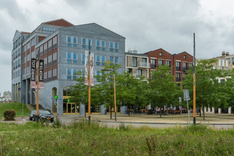 Neubauarchitektur in Utrecht, Bäume, Wiese