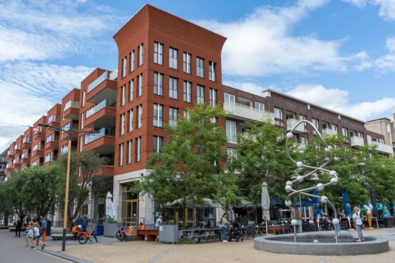 Neubauten in Utrecht, Brunnen, Bäume