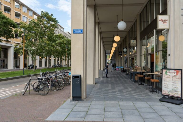 Kolonnaden in einem Stadtentwicklungsgebiet in Utrecht