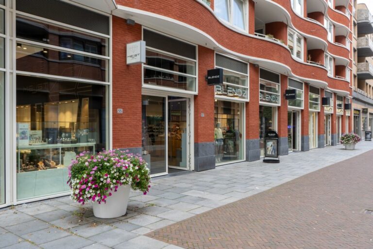 Geschäfte im Erdgeschoß eines Neubaus im Leidsche Rijn Centrum in Utrecht
