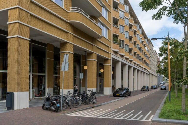 Stadtentwicklungsgebiet in Utrecht, Kolonnaden, Autos, Fahrräder, Bäume, Grünflächen