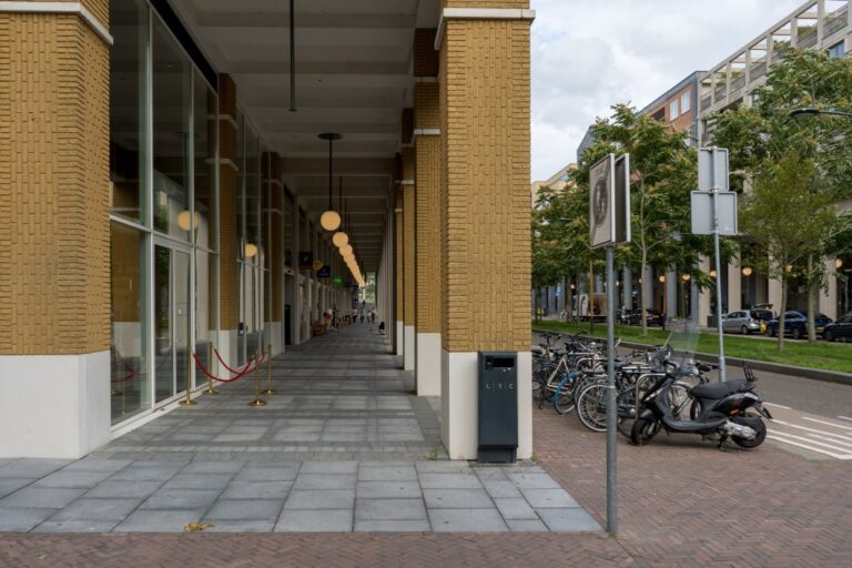 Kolonnaden in einem Stadtentwicklungsgebiet in Utrecht