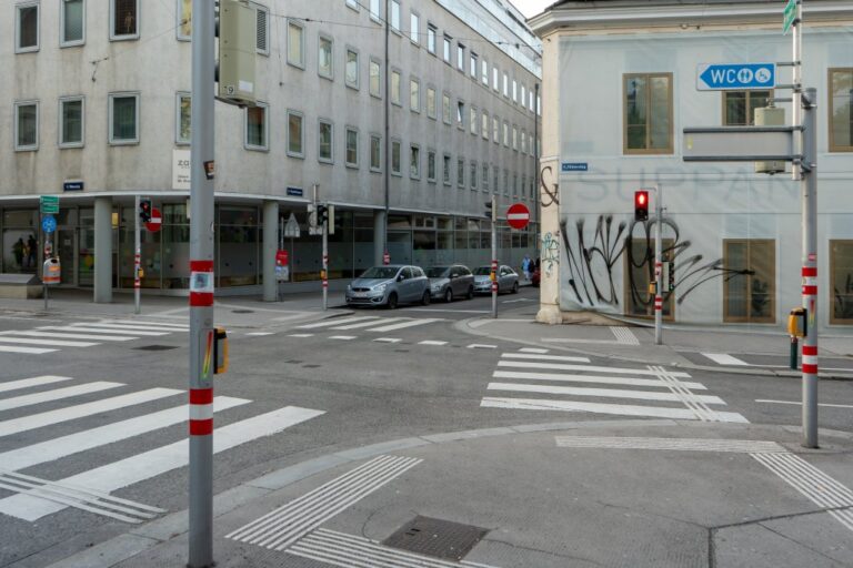 Kreuzung, Zebrastreifen, Gebäude, Verkehrszeichen, Ampel