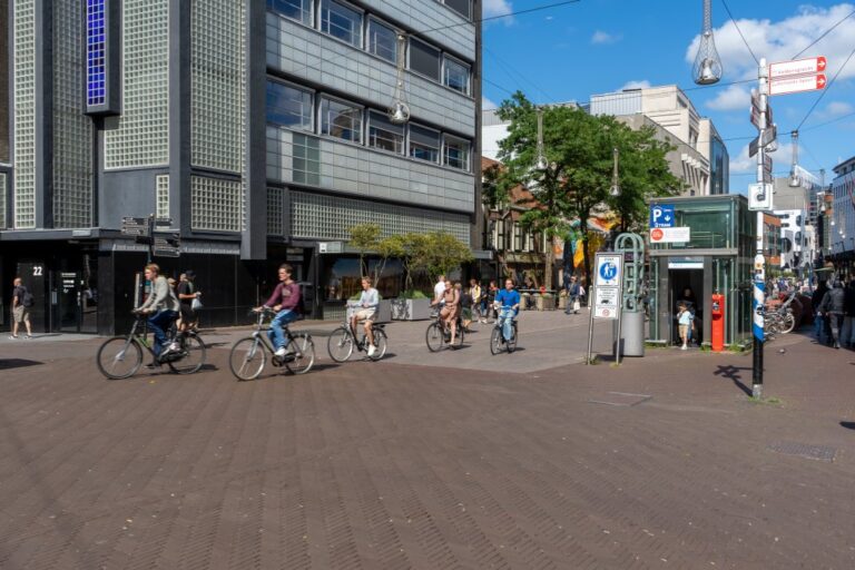Einkaufsstraße, Radfahrer, Aufzug, Wegweiser