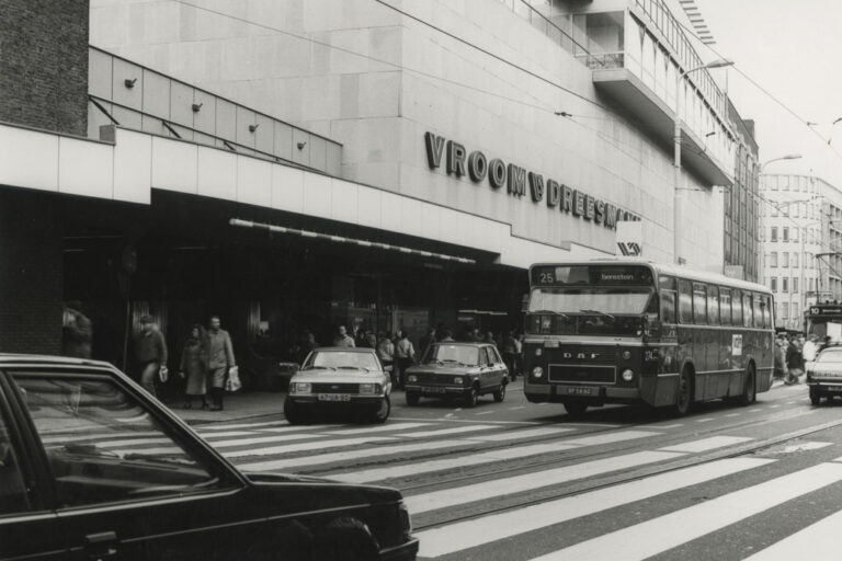 Zebrastreifen, Bus, Autos, Geschäft