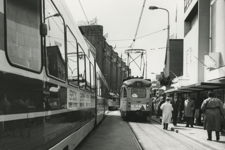 Straßenbahnen in der Grote Marktstraat in Den Haag