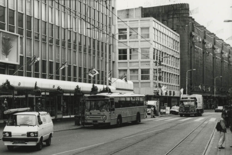 Grote Marktstraat, Autobus