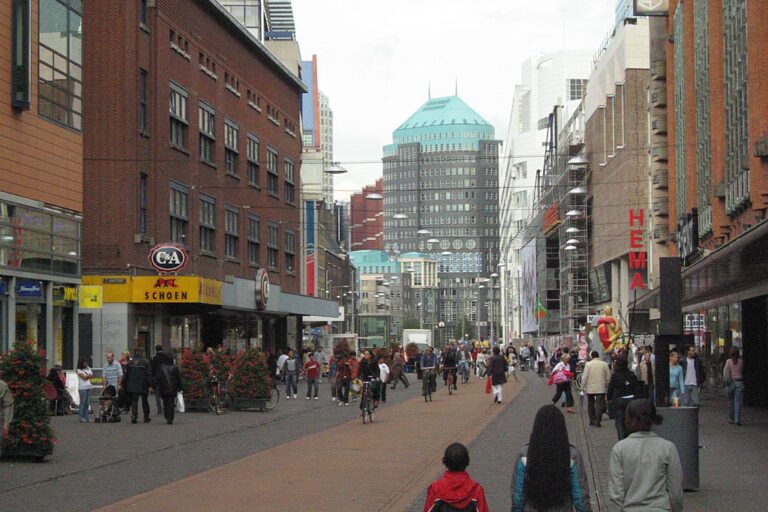 Radfahrer und Fußgänger in Den Haag, Einkaufsstraße, Hochhaus