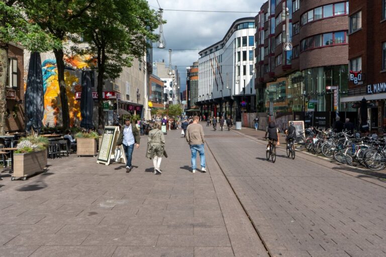 Grote Marktstraat, Fußgängerzone, Radfahrer, Geschäfte, Bäume, Räder