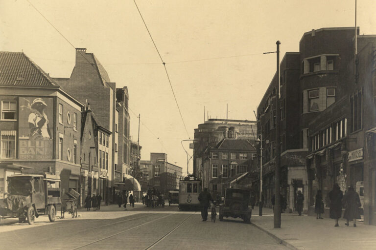 altes Foto einer Einkaufsstraße, Niederlande