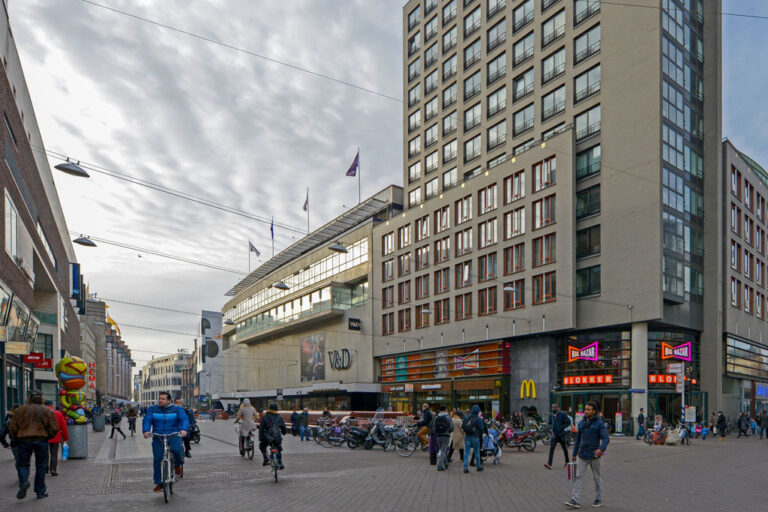 Grote Marktstraat, Hochhaus, Leute, Fahrräder