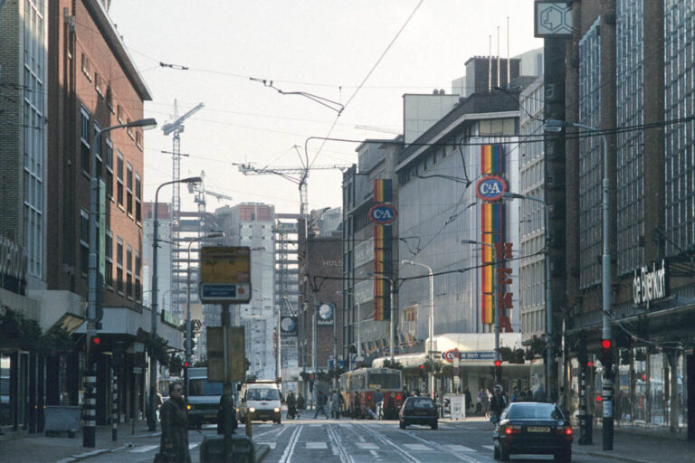 Grote Marktstraat mit Autoverkehr, Oberleitungen, C&A