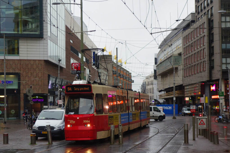 Straßenbahn an einer Kreuzung in Den Haag