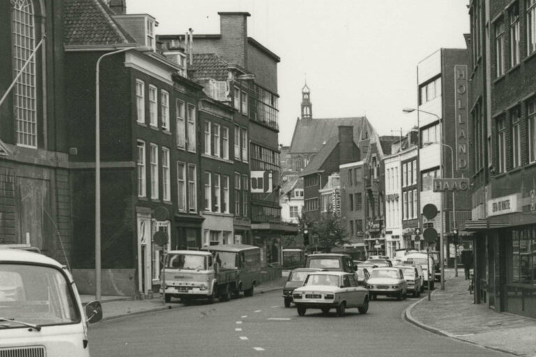 Straße in Den Haag mit parkenden und fahrenden Autos