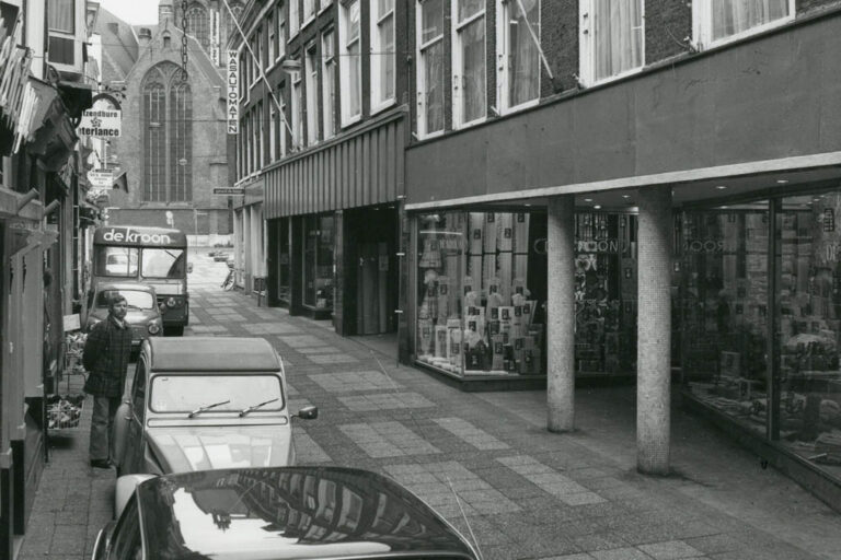 Autos in einer Gasse in Den Haag