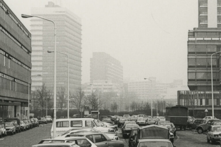 Parkplatz, hohe Gebäude