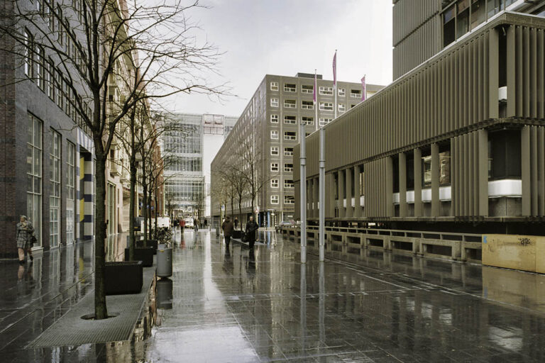 Fußgängerzone, große moderne Gebäude, Bäume