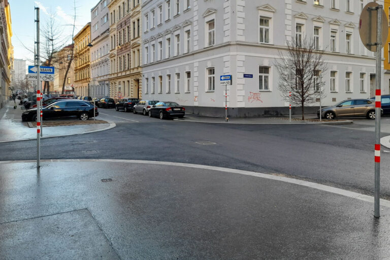 Asphalt an einer Straßenkreuzung in 1050 Wien