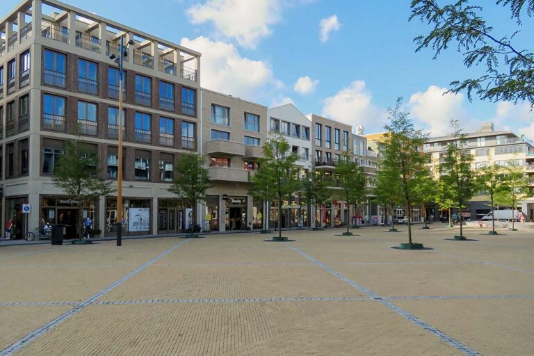 Platz mit Bäumen in einem Neubaugebiet in den Niederlanden, Leidsche Rijn, Utrecht
