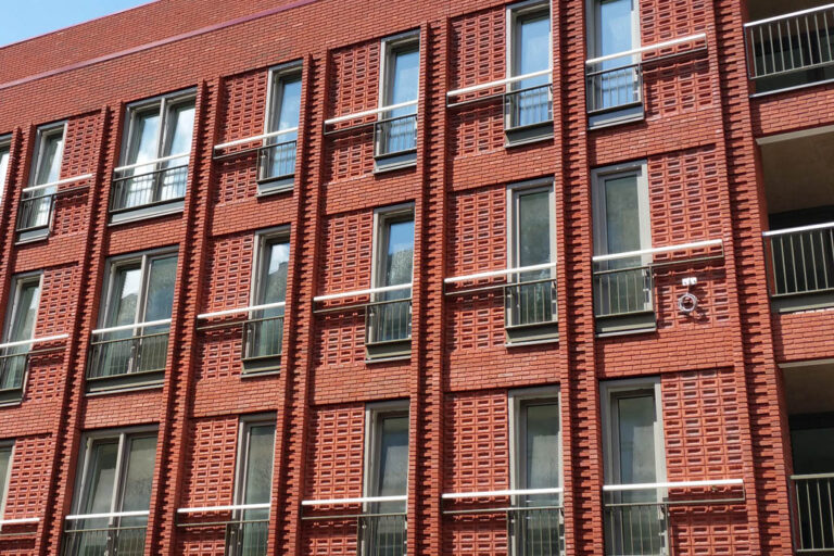 Fassade aus roten Klinkern, Wohngebäude in Utrecht