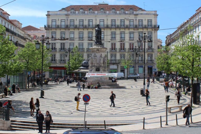 Platz in Lissabon mit Statue in der Mitte