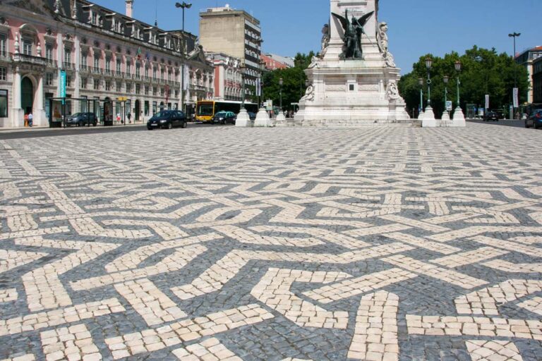 Platz mit traditioneller Pflasterung in Lissabon, Denkmal