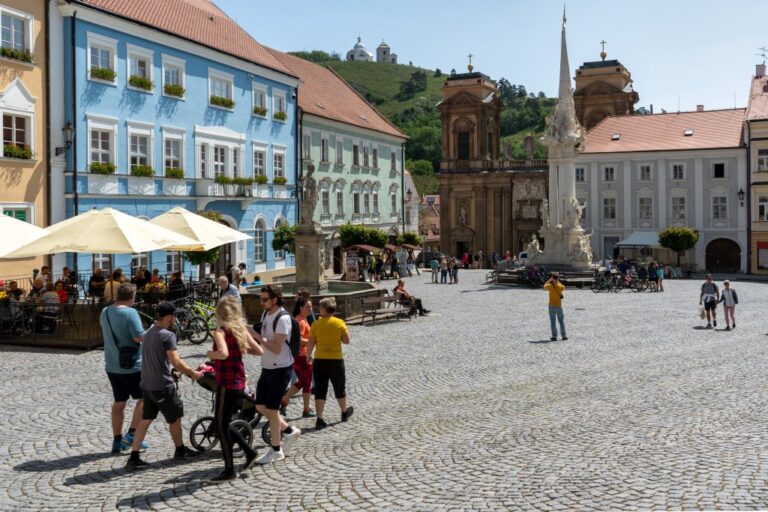 Personen auf einem Platz in der Mitte der tschechischen Stadt Mikulov