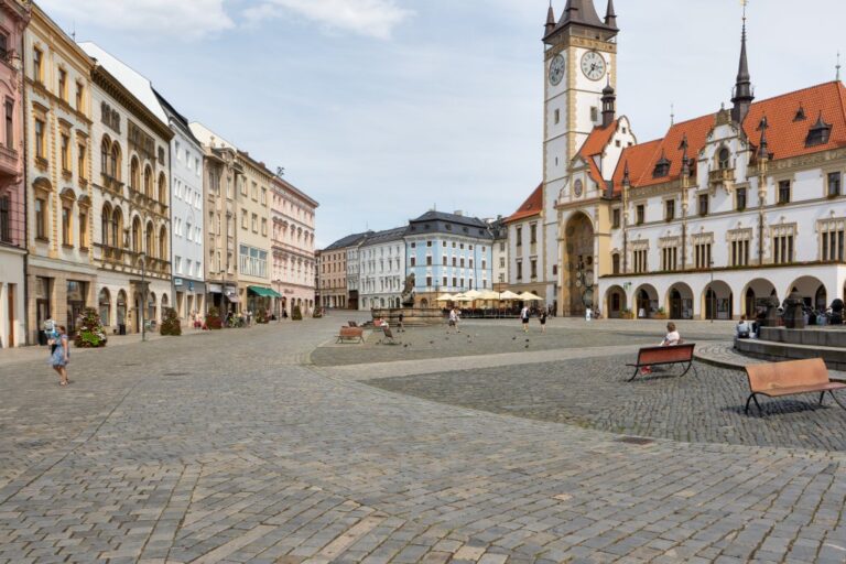 Platz im Zentrum der tschechischen Stadt Olmütz, historische Gebäude, Rathaus, Bänke