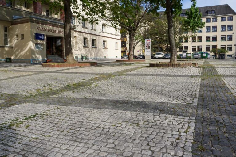 gepflasterte Fläche vor einer städtischen Bücherei in Wien-Donaustadt
