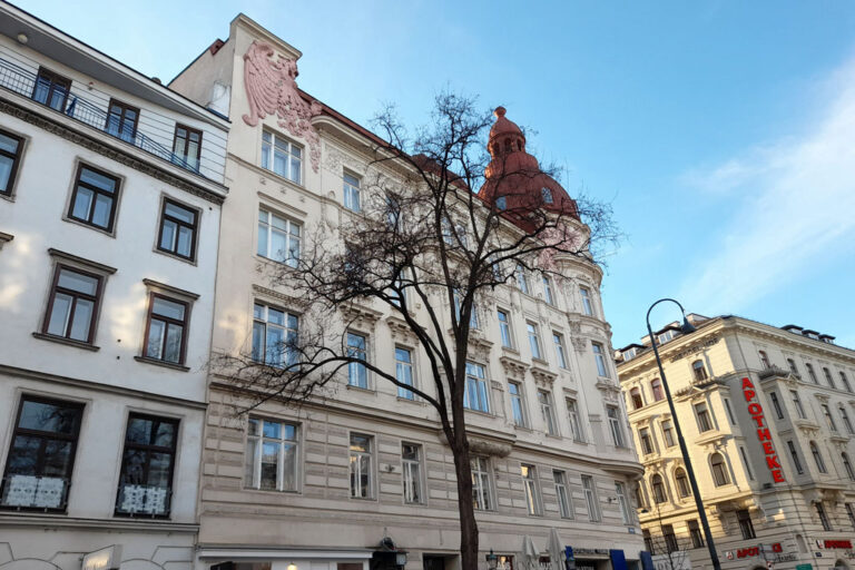 Jahrhundertwendehaus in Wien-Neubau, Baum