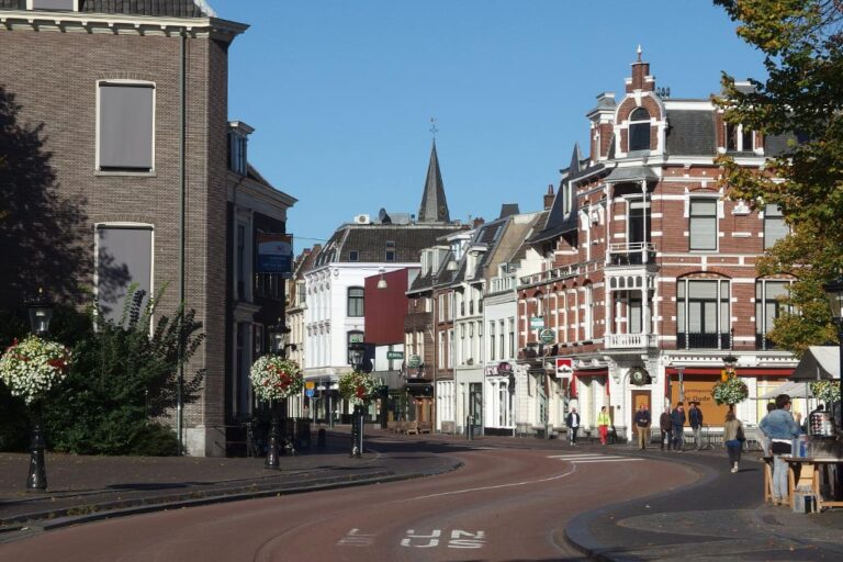 Straße mit alten Häusern in Utrecht