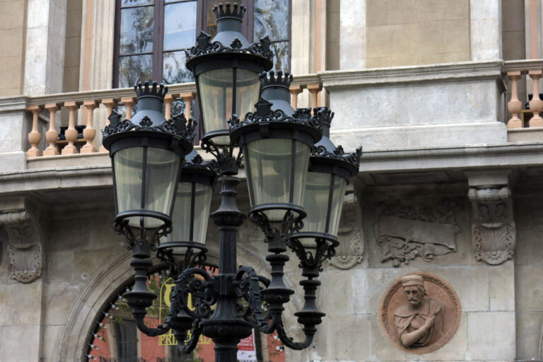 historische Straßenlaterne vor einem Theater in Barcelona