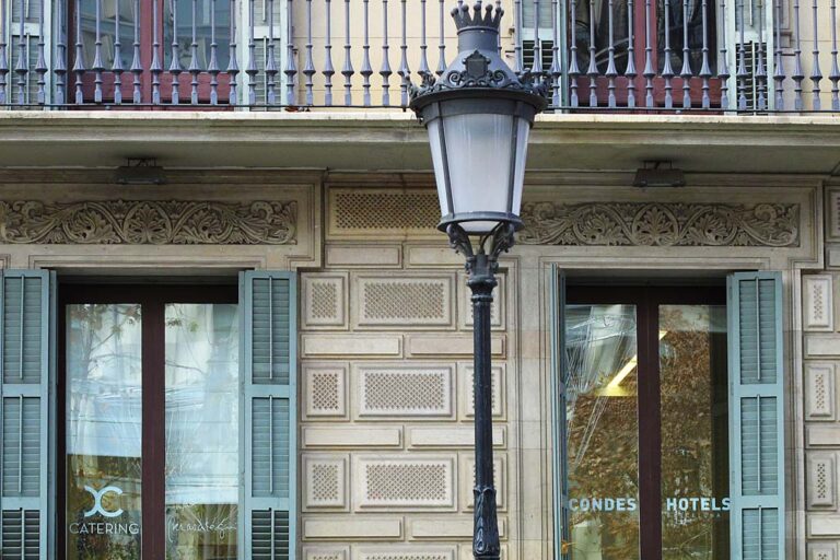 historisches Gebäude, Laterne, Fenster, Fassadendekor, Balkon