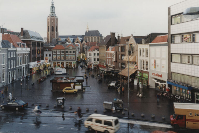 Platz in Den Haag, Kirche, Autos, Geschäfte, Leute