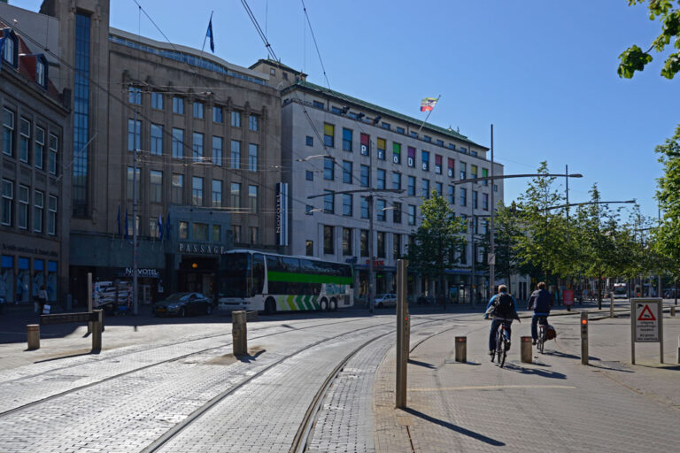 Straße, Schienen, Poller, Radfahrer, Bus