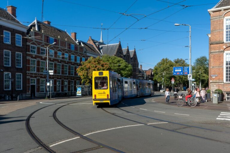 Straßenbahn biegt um eine Ecke, historische Gebäude