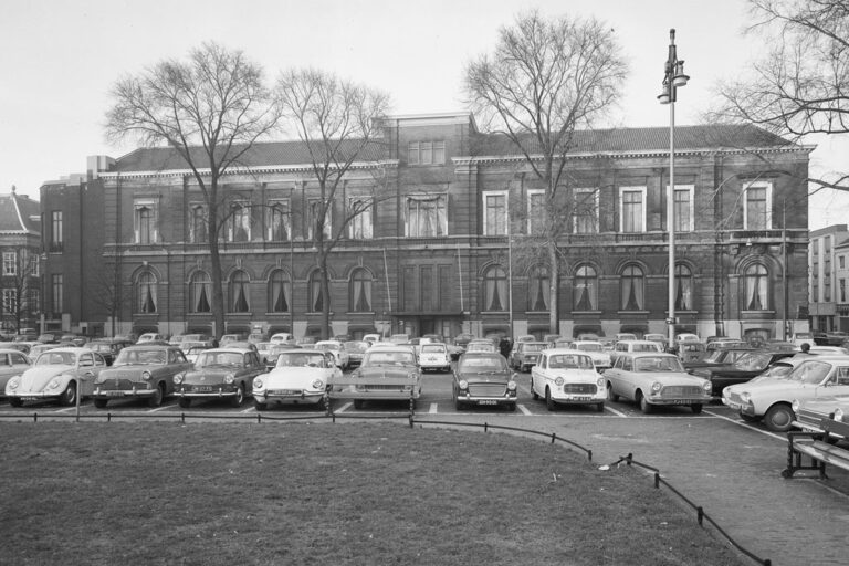Platz, Autos, Bäume, historisches Gebäude