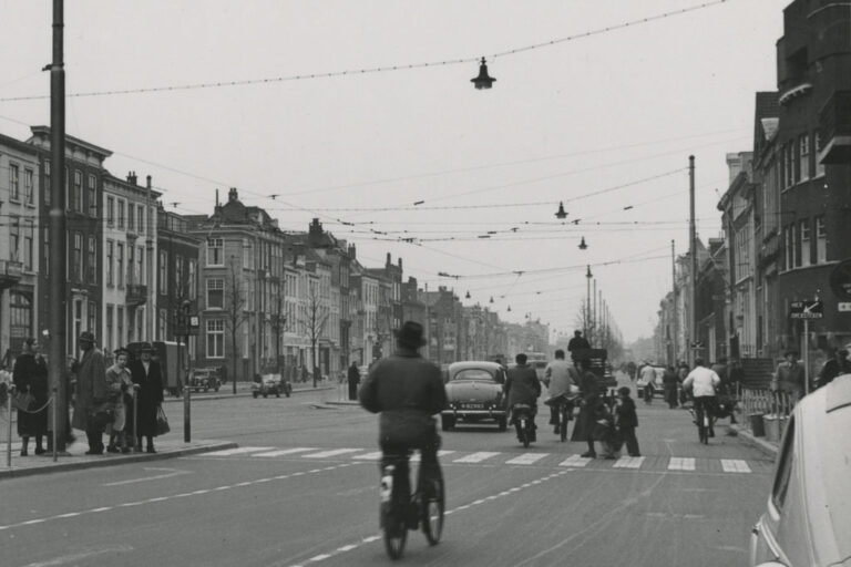 altes Foto einer breiten Straße in Den Haag