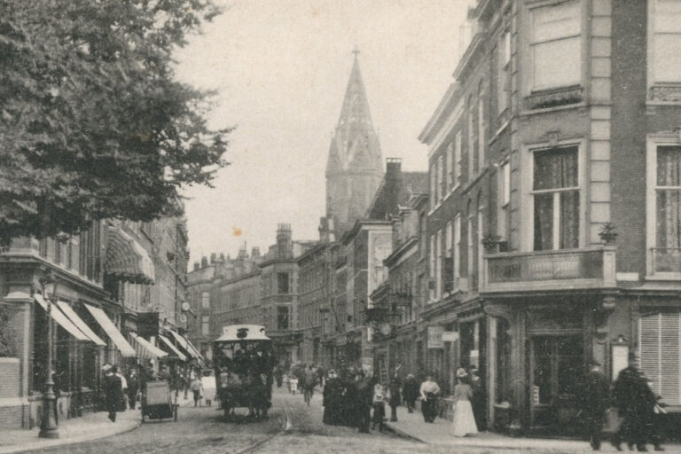 Pferdestraßenbahn und viele Menschen in einer Straße in Den Haag, alte Aufnahme, Kirchturm
