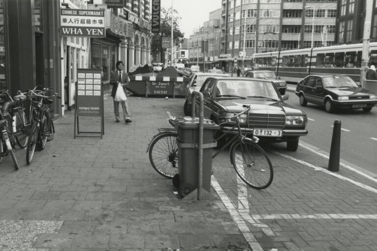 parkende Autos und abgestellte Fahrräder in Den Haag, altes Foto, Straßenbahn, Person, "Chinese Supermarket Wha Yen"