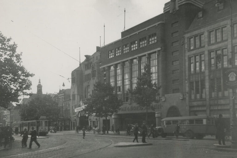 Straße in Den Haag, Gebäude, Bäume