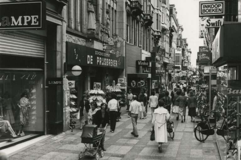altes Foto einer Fußgängerzone in Den Haag