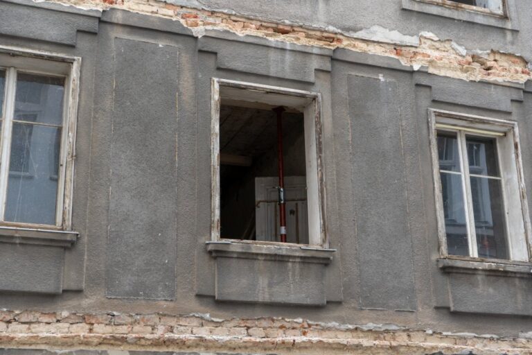 Fassade eines alten Hauses in Wien, Schäden, offenes Fenster Stütze
