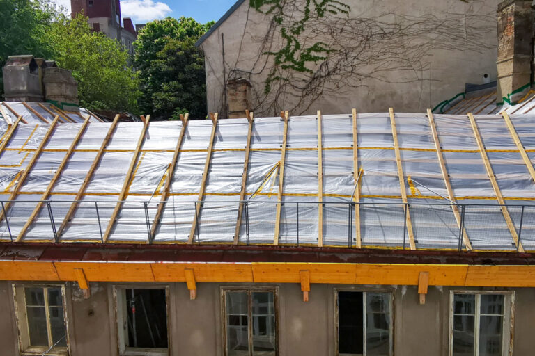 mit Plane bedecktes Dach eines alten Hauses in Wien