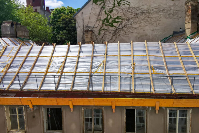 mit Plane bedecktes Dach eines alten Hauses in Wien