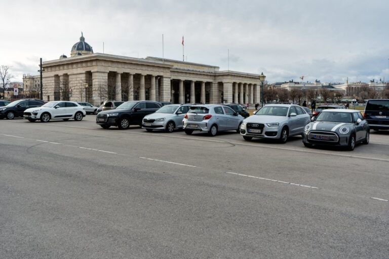 Asphalt, Autos, historisches Gebäude, Wien