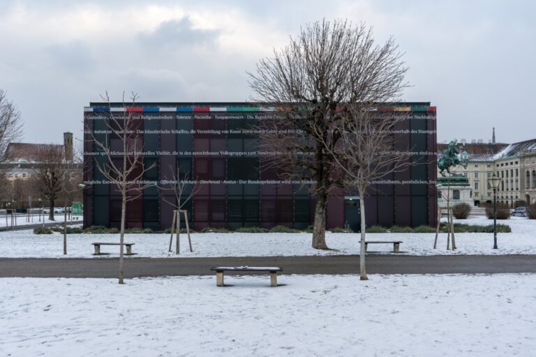 Schnee am Heldenplatz, Bäume, Container, Denkmal, Laterne, Bänke, Kirchturm, Heldenplatz