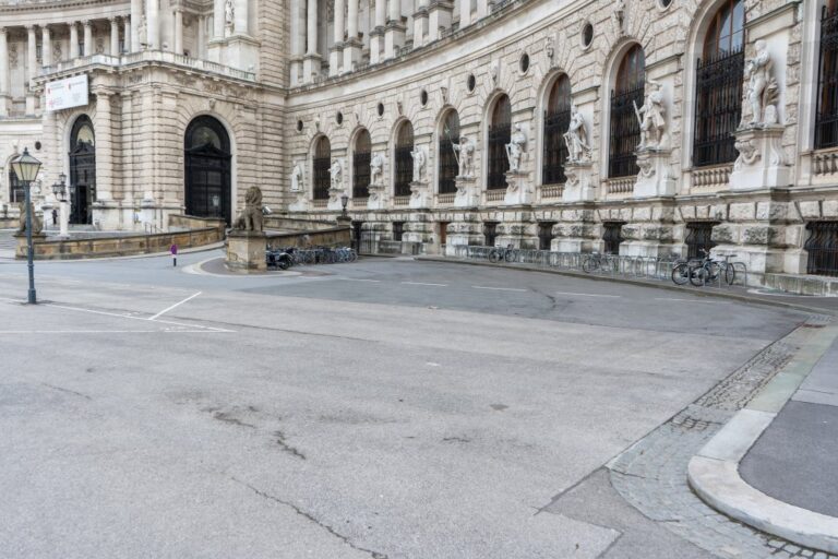 Asphaltfläche, Gebäude im Stil des Historismus, Fahrräder, Laterne, Heldenplatz